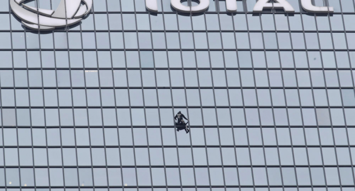 "الرجل العنكبوت" الفرنسي يتسلق ناطحة سحاب تضامنا مع المحتجين بسبب المعاشات... صور