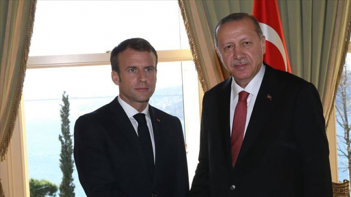 Erdogan discute des derniers développements avec le président français, Macron