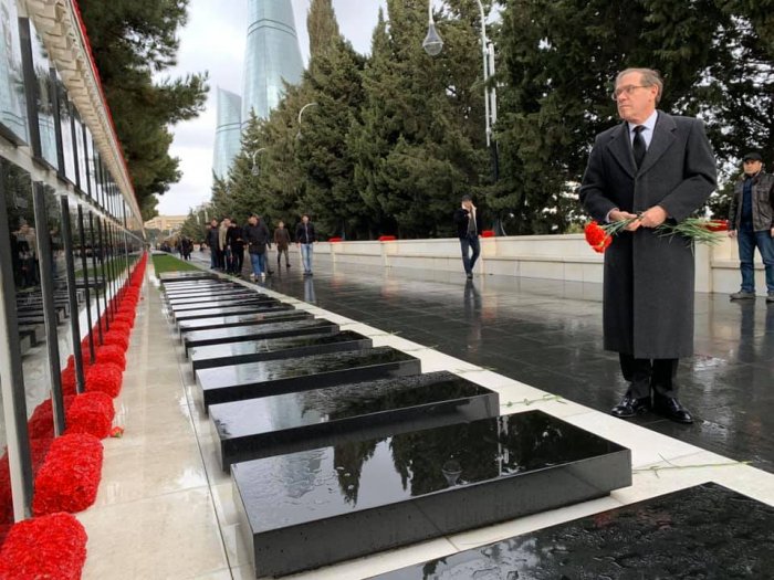  US Ambassador to Azerbaijan visits Alley of Martyrs 