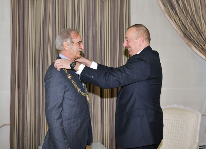  Le président Ilham Aliyev remet l’Ordre Heydar Aliyev à Polad Bulbuoglu 