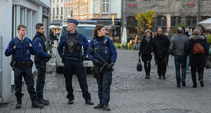 Frau in Belgien greift mit Messer Fußgänger an - Polizei setzt Schusswaffe ein