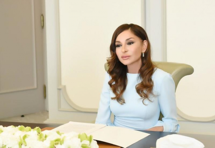   La première vice-présidente azerbaïdjanaise Mehriban Aliyeva félicite Polad Bulbuloglu  