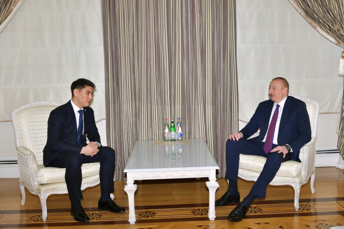   Präsident Ilham Aliyev empfängt kirgisischen Außenminister  