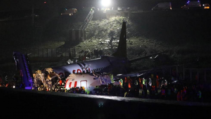  Un avión se parte en tres tras salirse de la pista en Estambul y deja al menos un muerto y 157 heridos  