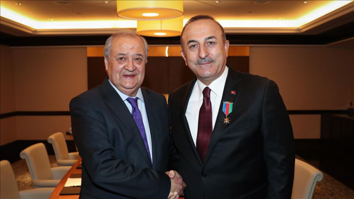 Le ministre turc des Affaires étrangères rencontre son homologue ouzbek à Bakou