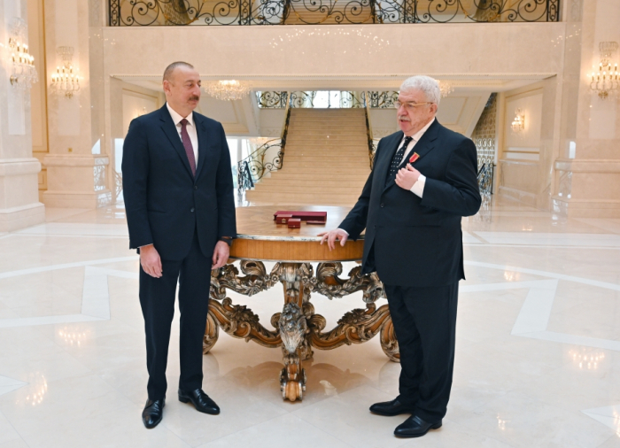  Präsident Ilham Aliyev überreicht Mikhail Gusman "Sharaf" - Orden -  FOTO  