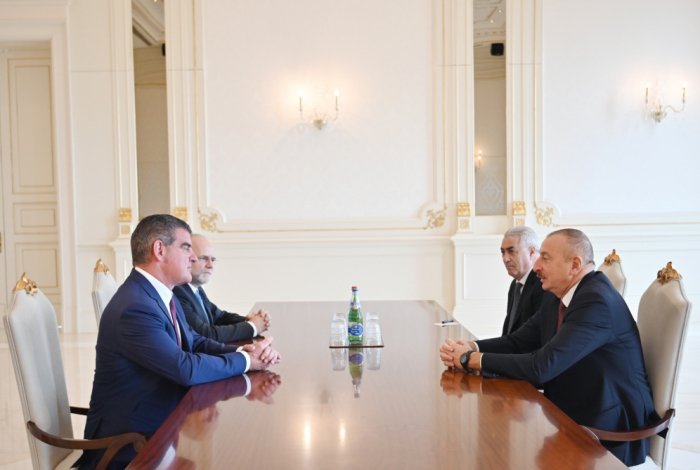   Ilham Aliyev recibe al jefe de la empresa Stadler Rail AG  