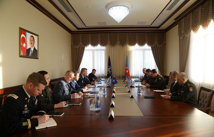   Generalstabschef von Aserbaidschan und NATO-General erörtern Karabach-Konflikt  