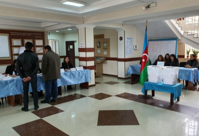   Wähler, die in Wahllokalen des Wahlkreises Nr. 19 von Narimanov aktiv sind  