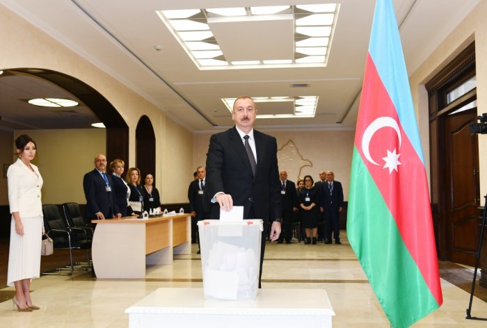   El presidente Ilham Aliyev y sus familiares acudieron a las elecciones  