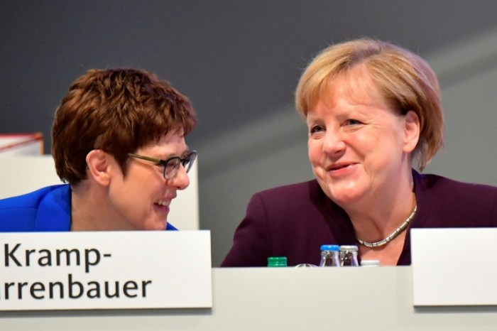 Merkel will Kramp-Karrenbauer als Verteidigungsministerin behalten