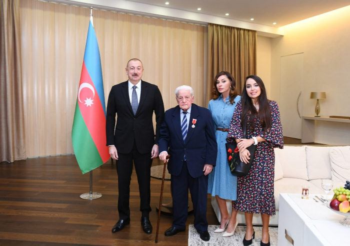   Le président Ilham Aliyev remet l’Ordre de l’Honneur à l’Artiste du peuple Alibaba Mammadov   