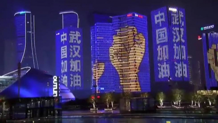   Video:   China ilumina sus principales edificios con mensajes de aliento para Wuhan