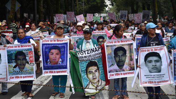 López Obrador ordena reabrir la investigación de los 43 estudiantes desaparecidos de Ayotzinapa