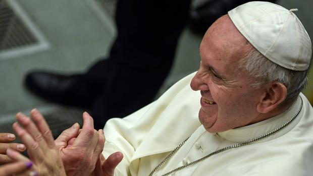 El Papa propone multiplicar la tarea de los laicos en lugar de ordenar sacerdotes a hombres casados