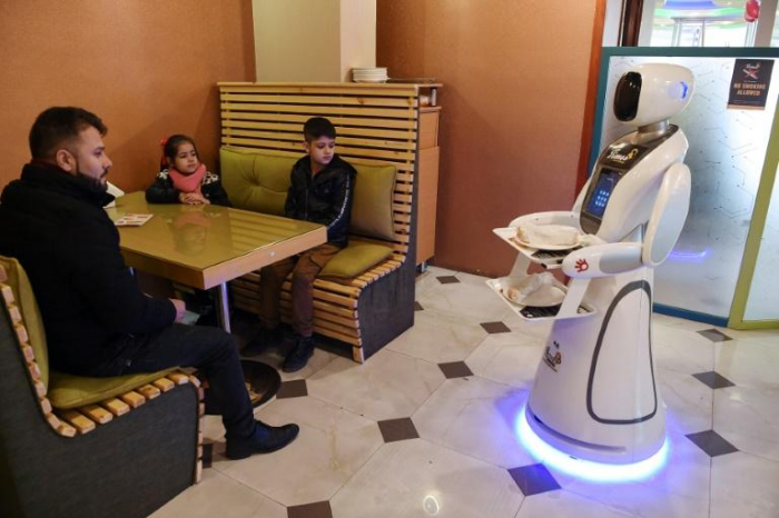 A Kaboul, un robot-serveuse pour alléger le lourd quotidien des Afghans 