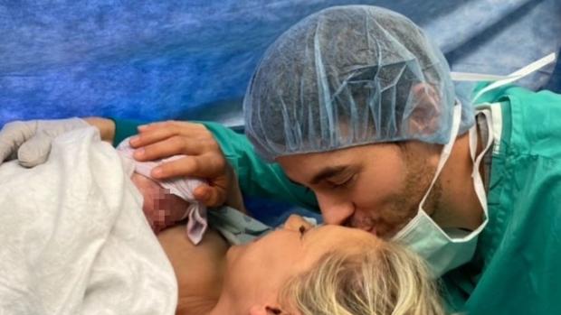 Enrique Iglesias comparte la primera imagen de su hija recién nacida