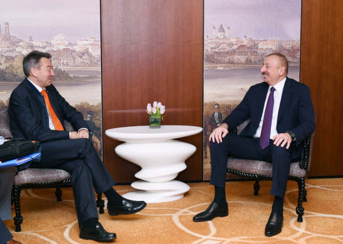  Präsident Ilham Aliyev mit dem IKRK-Präsidenten und dem kuwaitischen Premierminister in München 
