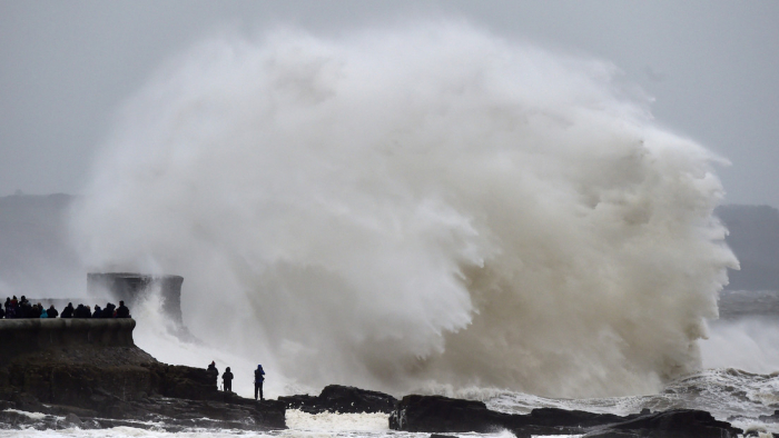   VIDEO  : La "devastadora" tormenta Dennis deja sus primeras víctimas y avanza por Europa 