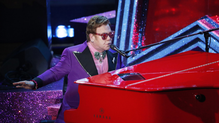     VIDEO:     Elton John interrumpe su concierto entre lágrimas y anuncia que tiene neumonía