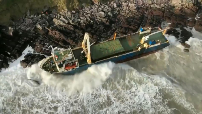Sturm "Dennis" treibt Geisterschiff an irische Küste
