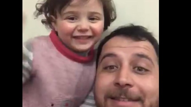   En vídeo: Un padre sirio enseña a su hija a reírse cada vez que cae una bomba  