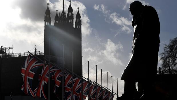 El Reino Unido pedirá a los inmigrantes hablar inglés y llegar con una oferta de trabajo