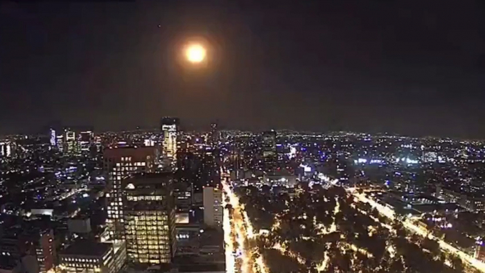     VIDEO:     Un meteorito cae sobre México iluminando el cielo con un gran explosión