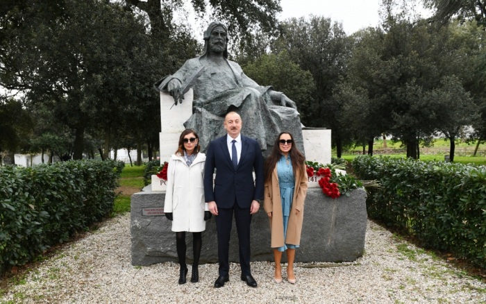   Präsident Ilham Aliyev besucht das Denkmal des großen aserbaidschanischen Dichters und Denkers Nizami Ganjavi in Rom  