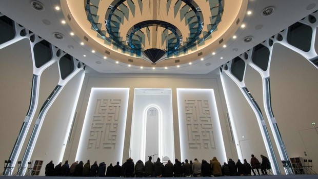 Con piscina, peluquería y 4.000 metros cuadrados: An Nour, la gran mezquita que Qatar construye en Francia