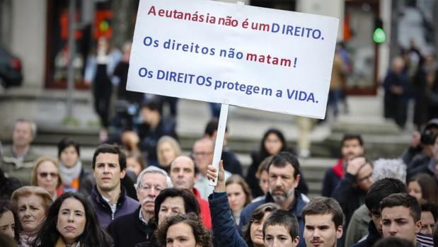 El Parlamento portugués vota la despenalización de la eutanasia