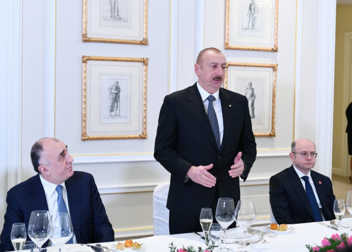  Ilham Aliyev realiza almuerzo de trabajo con los jefes de empresas italianas -  FOTOS  