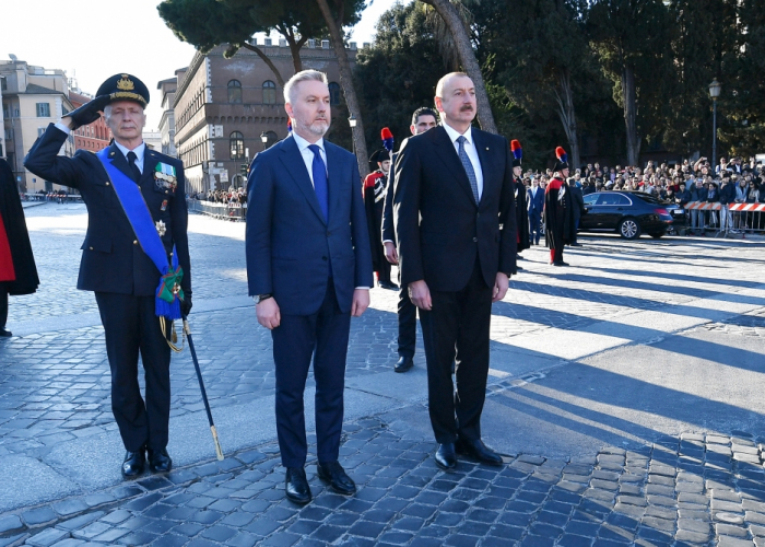   Ilham Aliyev visita memorial de soldado desconocido en Roma -   FOTOS    