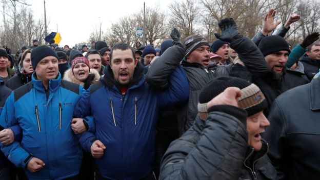 Coronavirus: Ukraine protesters attack buses carrying China evacuees