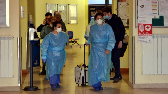 Un muerto por el coronavirus en Italia, donde casi 50.000 personas de 10 pueblos permanecen aisladas