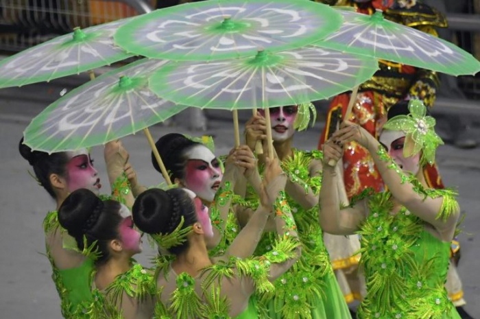 Strass, paillettes et critique sociale au sambodrome du carnaval de Rio