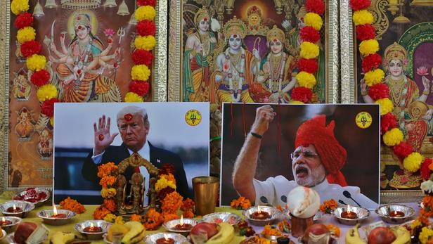 Tapis rouge pour Trump à son arrivée en Inde