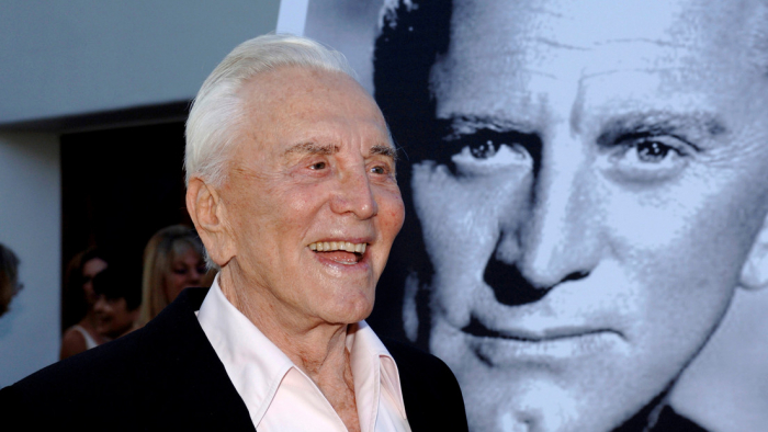   El fallecido actor Kirk Douglas destina su gran fortuna a la caridad sin dejar nada a su hijo Michael  