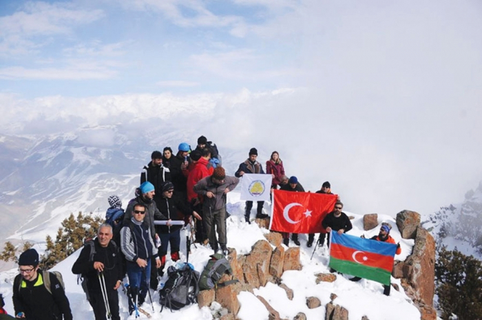  Un groupe d’alpinistes turcs commémore les martyrs du génocide de Khodjaly 