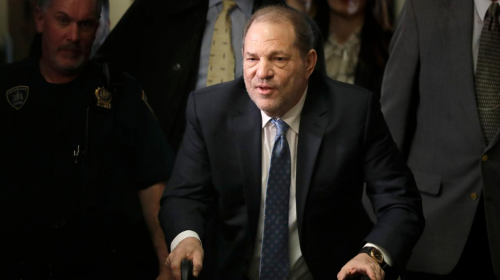  Nach Schuldspruch:  Weinstein mit Brustschmerzen ins Krankenhaus eingeliefert