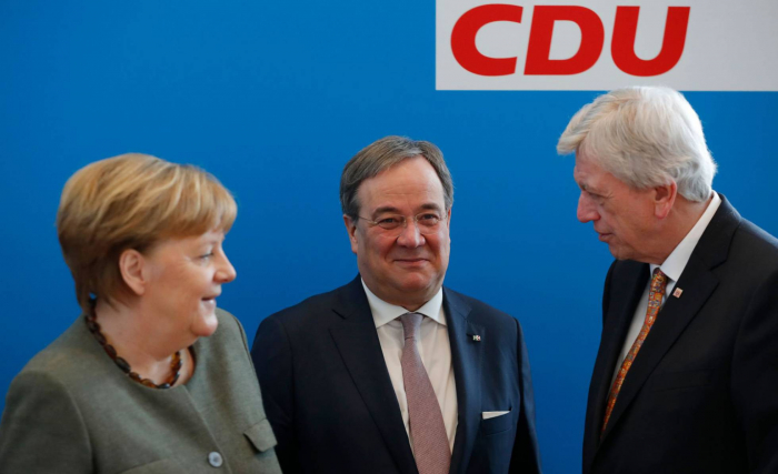 Dos candidatos a la sucesión de Merkel suman fuerzas frente al aspirante rupturista