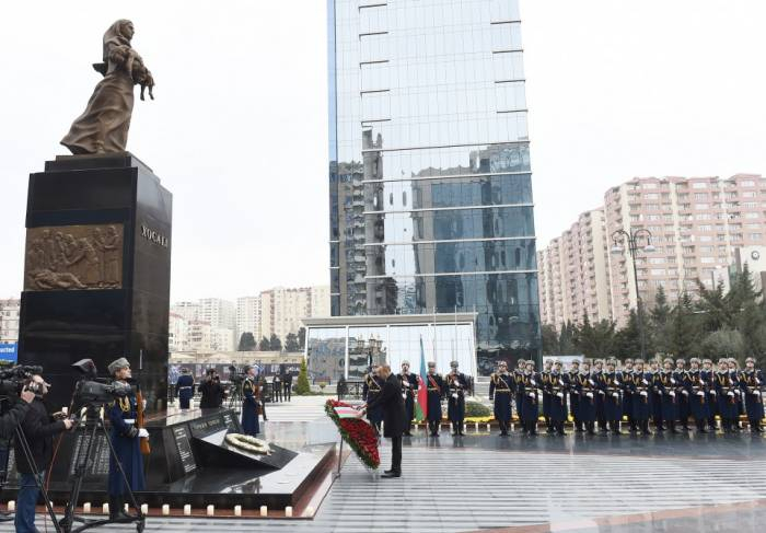  Präsident Ilham Aliyev besucht das Denkmal für die Opfer der Chodschali-Tragödie 