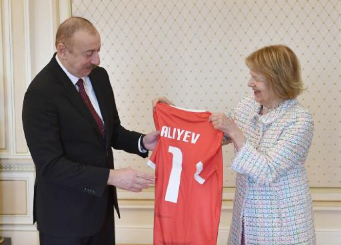   UK PM’s trade envoy presents Wales football team shirt to President Ilham Aliyev  