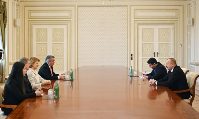  Ilham Aliyev recibe a la enviada comercial del Reino Unido 