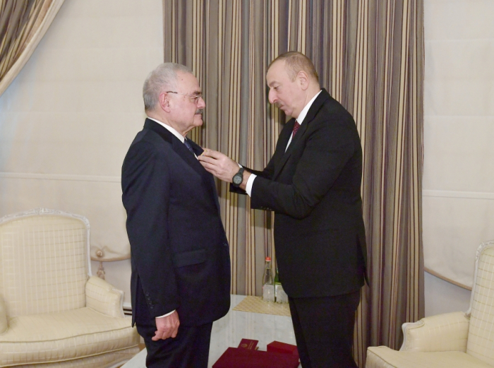   Präsident Ilham Aliyev überreicht Artur Rasi-Zade Orden “Für den Dienst am Vaterland“  