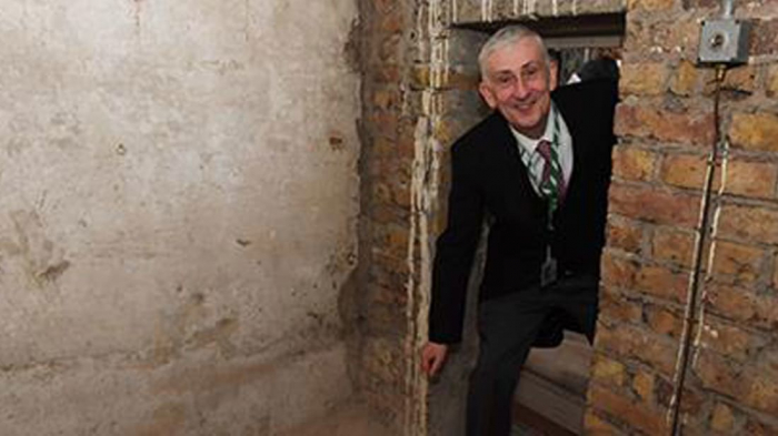  Secret doorway discovered under London