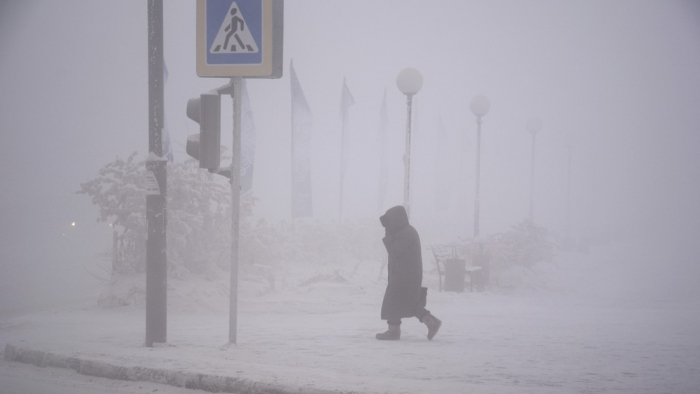 Ambulancias árticas con orugas responden a emergencias en medio de fuertes nevadas en el norte de Rusia