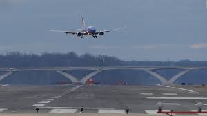   Un Boeing 777 aterriza de emergencia en Rusia al rajarse la cabina en pleno vuelo  