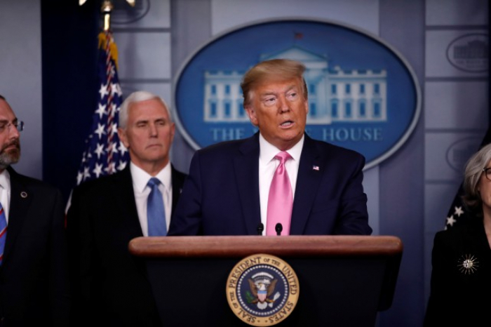 Trump veut rassurer en nommant Mike Pence coordinateur de la lutte contre le coronavirus