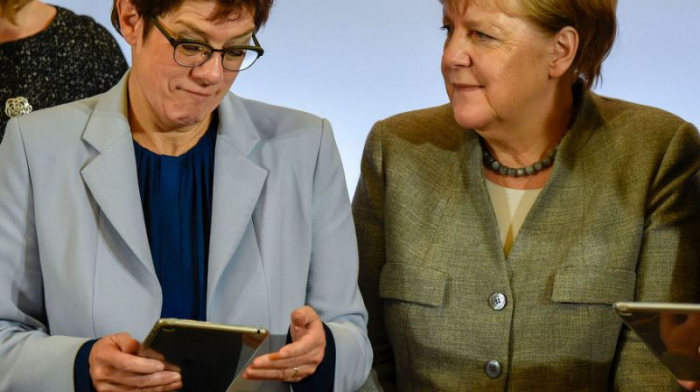 Allemagne: la dauphine désignée de Merkel renonce à lui succéder